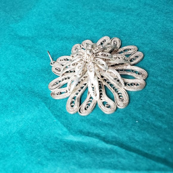 2/20$ Gorgeous vintage filigree flower silver tone - Picture 5 of 5